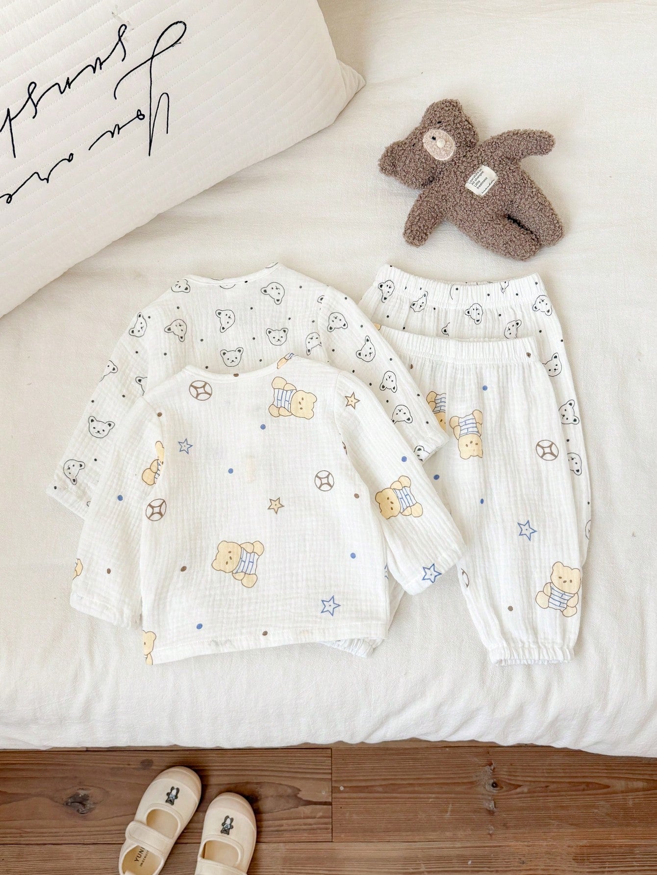 Vintaside Kids 2 Sets Newborn Spring/Summer Off-White Soft Cute Bear & Star All-Over Print Crew Neck Button-Front Long Sleeve Top And Cuffed Pants 2-Piece Set, Loose Casual Fit, Suitable For Daily Out