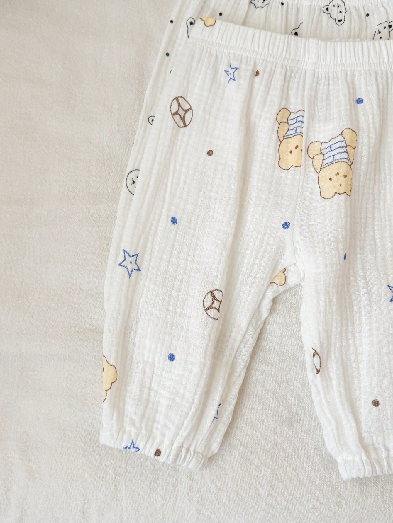 Vintaside Kids 2 Sets Newborn Spring/Summer Off-White Soft Cute Bear & Star All-Over Print Crew Neck Button-Front Long Sleeve Top And Cuffed Pants 2-Piece Set, Loose Casual Fit, Suitable For Daily Out